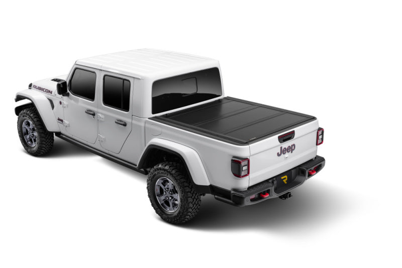 - כיסוי מיטה UnderCover Ultra Flex בצבע שחור מט לרכב Jeep Gladiator 2020 עם מיטה באורך 5 פיט.