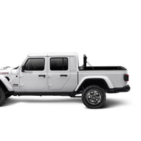 - כיסוי מיטה UnderCover Ultra Flex בצבע שחור מט לרכב Jeep Gladiator 2020 עם מיטה באורך 5 פיט.