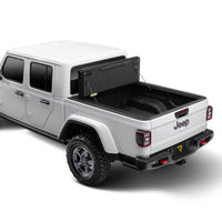 - כיסוי מיטה UnderCover Ultra Flex בצבע שחור מט לרכב Jeep Gladiator 2020 עם מיטה באורך 5 פיט.