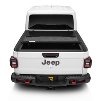 - כיסוי מיטה UnderCover Ultra Flex בצבע שחור מט לרכב Jeep Gladiator 2020 עם מיטה באורך 5 פיט.