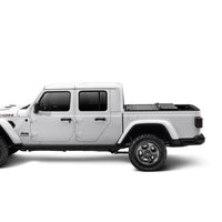 - כיסוי מיטה UnderCover Ultra Flex בצבע שחור מט לרכב Jeep Gladiator 2020 עם מיטה באורך 5 פיט.