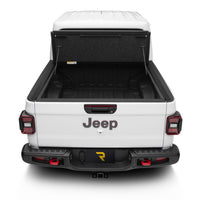 - כיסוי מיטה UnderCover Ultra Flex בצבע שחור מט לרכב Jeep Gladiator 2020 עם מיטה באורך 5 פיט.