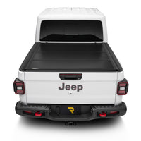 - כיסוי מיטה UnderCover Ultra Flex בצבע שחור מט לרכב Jeep Gladiator 2020 עם מיטה באורך 5 פיט.