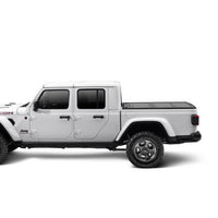 - כיסוי מיטה UnderCover Ultra Flex בצבע שחור מט לרכב Jeep Gladiator 2020 עם מיטה באורך 5 פיט.